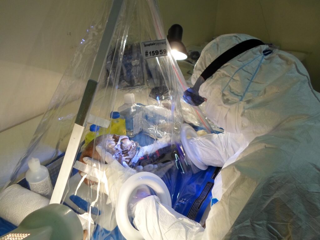 Dr. Helena Malmström sampling at the Florisbad research station using the mobile clean lab. Photo: Alexandra Coutinho